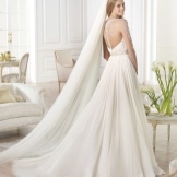 Gaun pengantin dengan punggung terbuka dari Pronovias