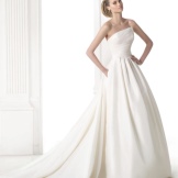 فستان زفاف من مجموعة GLAMOR من Pronovias الرائعة
