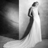 فستان زفاف مع عناصر ضخمة