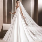 Vestuvinė suknelė iš „La Sposa“ su gilią iškirptę