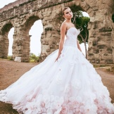 Vestido de novia de alessandro angelozzi con flores.