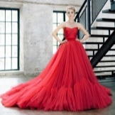 Raudona pūkuota šifono suknelė
