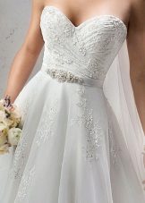Siuvinėjimas ant vestuvių suknelės