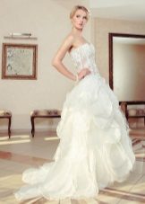 Gaun pengantin dengan korset telus oleh Anna Delaria