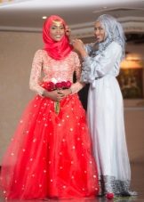 Gyengéd piros muszlim esküvői ruha
