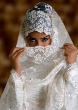 Pakaian perkahwinan Muslim dengan trim lace