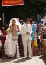 Gaun pengantin perkahwinan dalam bentuk seluar dan kereta api