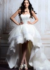 Gaun pengantin pendek yang indah dengan kereta api yang panjang
