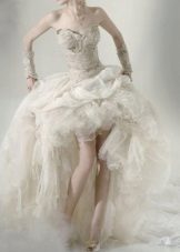 Gaun pengantin pendek dengan kereta api dan ruffles