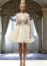 Gaun pengantin pendek dengan appliqué lace