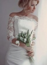 Gaun pengantin pendek dengan lengan lengan