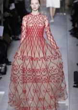 Trouwjurk in Russische stijl met borduurwerk door de hele jurk