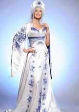 Gaun pengantin dalam gaya Rusia dengan sulaman biru