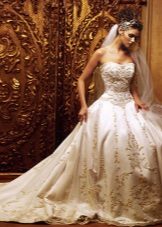 Gaun perkahwinan yang hebat dengan rhinestones