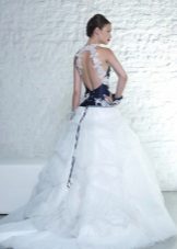 Gaun pengantin dengan kereta api dengan korset biru