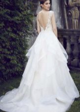 Gaun pengantin dengan kereta api dari hemline