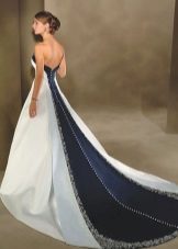 Bryllup storslått kjole med et tog med en blå innsats