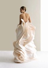 Pakaian perkahwinan oleh Antonio Riva dengan skirt yang lembut