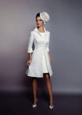 Gaun pengantin dari Antonio Riva pendek