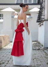 Storslået brudekjole med rød bue og snøring