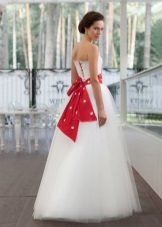 Bryllupskjole med et rødt bælte Edelweis Fashion Group