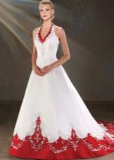 Biała i czerwona suknia ślubna dla nowożeńców z pociągiem