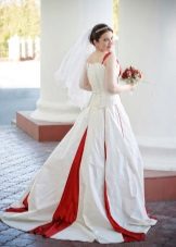 Vestido de novia con cuentas rojas.