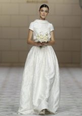 Uždaros vestuvių suknelė su trumpomis rankovėmis