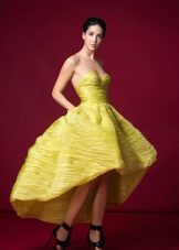 Kort gul kjole kort foran, lang rygg
