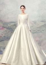 فستان زفاف ساتان مع تطريز
