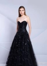 gaun malam hitam dengan skirt penuh