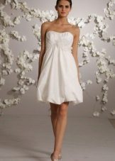Gaun perkahwinan pendek dengan skirt lonceng