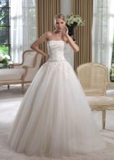 Gaun pengantin dengan gaya puteri dengan pinggang yang rendah