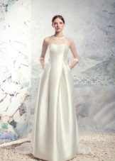 Сватбена рокля със затворен корсет