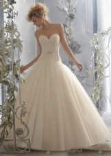 Gaun pengantin dengan rok yang lembut dan pinggang yang rendah