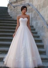 Bröllopsklänning från samlingen av Crystal Design 2015 med en kjol av rosor