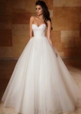 Un magnífico vestido de novia de la colección Crystal Desing 2014.