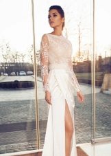 Vestido de novia con un corte de la colección Crystal Desing 2014.