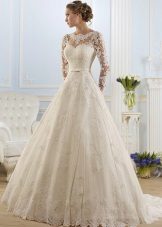 Gaun pengantin dengan leher tertutup dari koleksi ROMANCE dari Naviblue Bridal