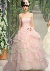 Vestido de noiva no estilo de uma princesa rosa