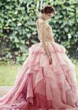 Magnífico vestido de noiva rosa no estilo da princesa