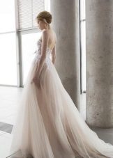 Vestido de casamento com um espartilho de renda de Aurora