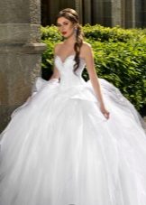 Gaun pengantin dalam gaya seorang puteri