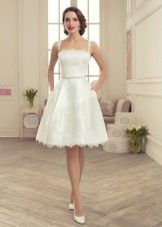 Kort brudklänning med en fluffig kjol från kollektionen Trötad av Tatiana Kaplans lyx