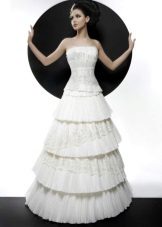 Сватбена рокля с многослойна пола от колекция Courage