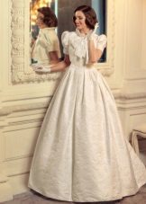 Gaun pengantin dengan lengan pendek yang indah dari koleksi Bunyi Jazz Tatiana Kaplun