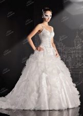 Сватбена рокля от To Be Bride великолепна с излишни украшения