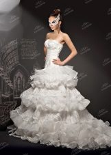 Gaun pengantin dengan Menjadi Pengantin 2013 dengan skirt bertingkat