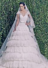 Gaun pengantin dari koleksi musim sejuk 2014 dengan skirt pelbagai lapisan