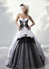 robe de mariée blanche et noire avec dentelle et tulle